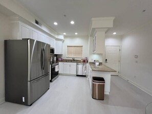 Mikrowelle, Herdplatte, Geschirrspüler