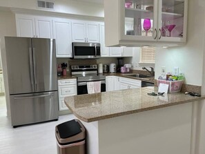 Fridge, microwave, oven, stovetop - SUPERBOWL 2026 LEVIS STADIUM  7 MINUTES AWAY Spacious Modern Apt w/amenities (Santa Clara)