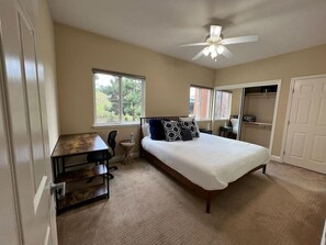 2 Schlafzimmer, Schreibtisch, Bügeleisen/Bügelbrett, Reisekinderbett