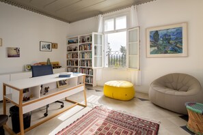 Departamento | 1 habitación, escritorio, espacio para trabajar con laptop y cunas 