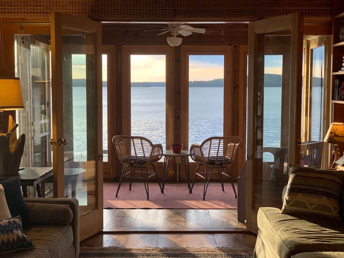 Télévision, cheminée, livres