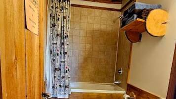 Sèche-cheveux, serviettes fournies