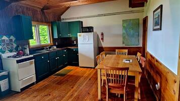 Batterie de cuisine, vaisselle et ustensiles