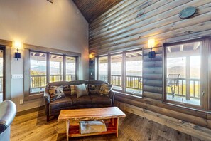 Smart TV, fireplace, video games, ping pong - Burnt Jacket Lodge Overlooking Moosehead Lake (Greenville)