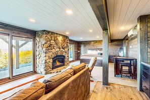 Interior - Burnt Jacket Lodge Overlooking Moosehead Lake (Greenville)