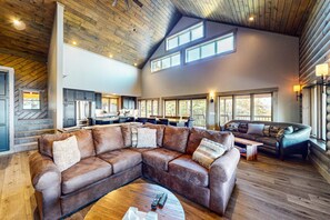 Smart TV, fireplace, video games, ping pong - Burnt Jacket Lodge Overlooking Moosehead Lake (Greenville)
