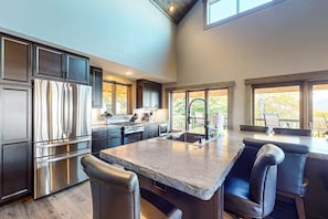 Fridge, microwave, oven, stovetop - Burnt Jacket Lodge *Lake/Mountain Views*Hot Tub*Pet Friendly*Kayaks*Shared Dock*Hiking Trails*A/C*Washer/Dryer*Sleeps 15 (Greenville)