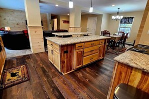 Dining - Den of Coziness - Direct to ATV trails (Greenville)