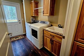 Fridge, microwave, oven, stovetop - Den of Coziness - Direct to ATV trails (Greenville)