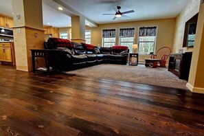 TV - Den of Coziness - Direct to ATV trails (Greenville)