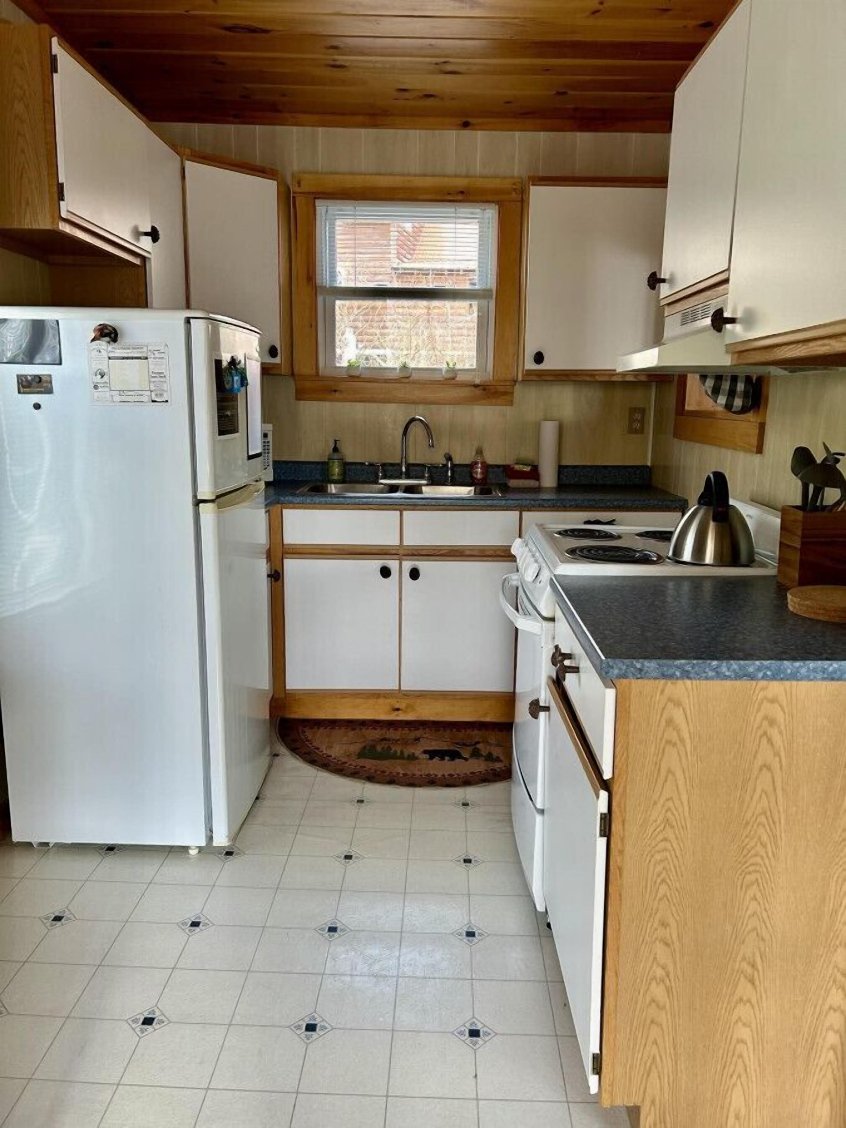 Jääkaappi, mikroaaltouuni, uuni, liesi