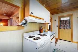 Fridge, microwave, oven, stovetop - Blue Bear Cabin- Direct ATV Access*Dock Access*A/C (Greenville)
