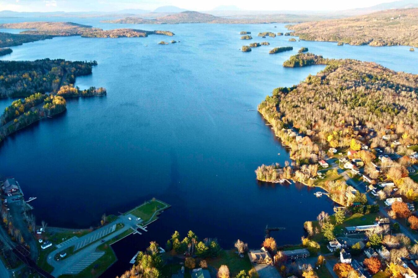 Ilmakuva järvestä, jonka ympärillä on metsäisiä alueita, ja kuvassa näkyy myös pieni laituri ja silta.