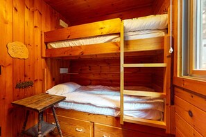 5 bedrooms, free WiFi, bed sheets