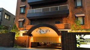 Un edificio moderno con una entrada arqueada destacada, con la leyenda 'CHANT'.