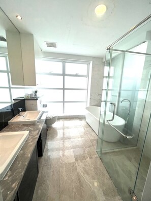 Premium-Apartment, 2 Schlafzimmer | Badezimmer | Duschwanne, Haartrockner, Handtücher, Toilettenpapier