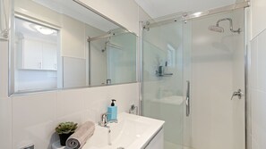 Douche, sèche-cheveux