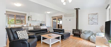 Una televisión, una chimenea, una oficina