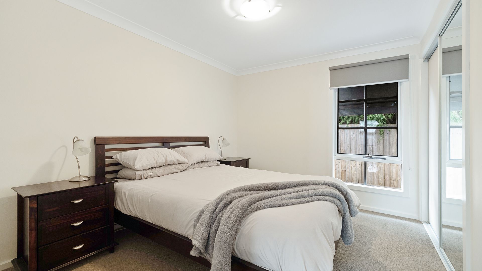 5 chambres, bureau, fer et planche à repasser, lit parapluie