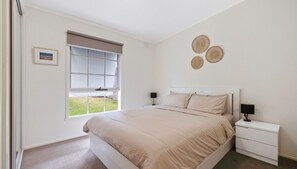 5 chambres, bureau, fer et planche à repasser, lit de bébé portatif