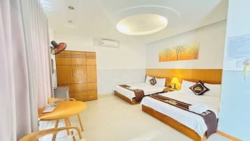 Business Double Room | Desk, soundproofing, iron/ironing board, free WiFi