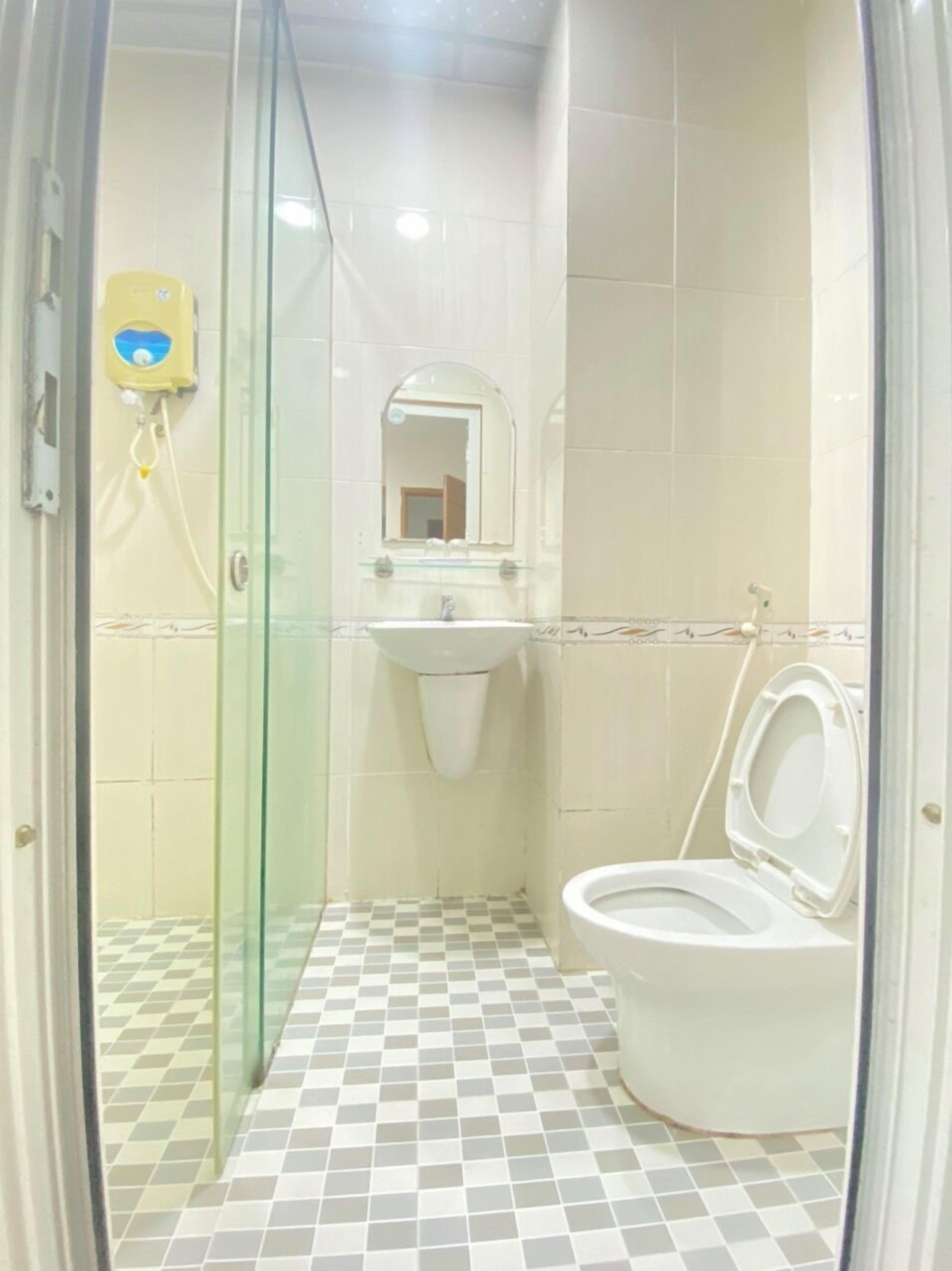 Basic Double Room Single Use | Bathroom | Free toiletries, hair dryer, slippers