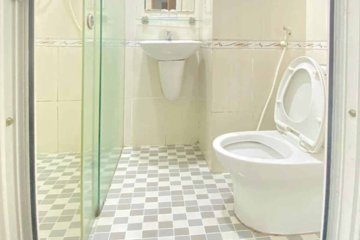 Quarto casal básico de uso individual | Banheiro | Produtos de toalete grátis, secador de cabelo, chinelos 