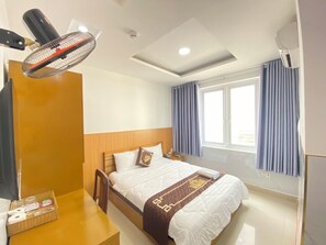 Basic Double Room Single Use | Desk, soundproofing, iron/ironing board, free WiFi - KHACH SAN PHU HUNG (Ho Chi Minh City)