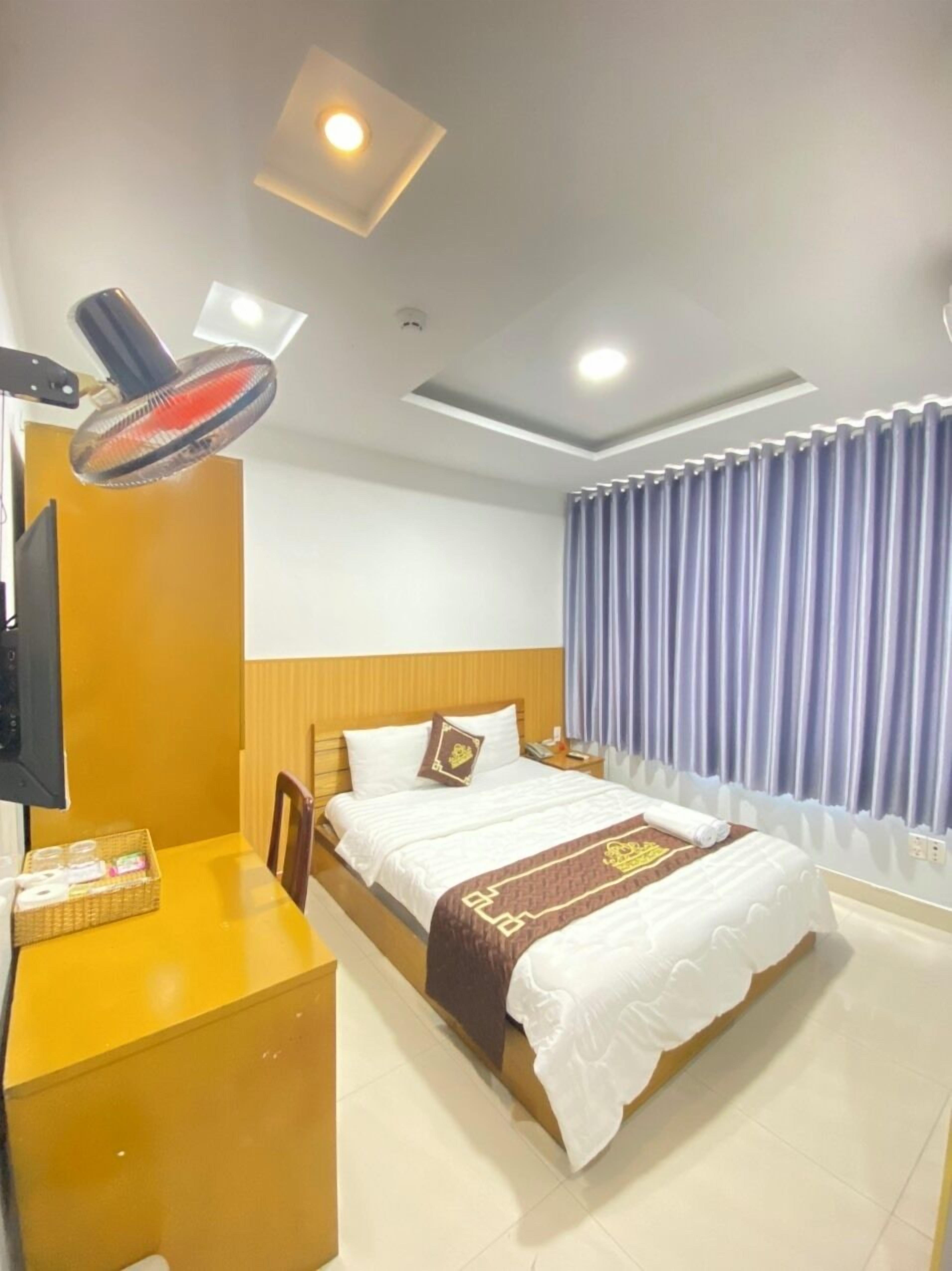 Basic Double Room Single Use | Desk, soundproofing, iron/ironing board, free WiFi