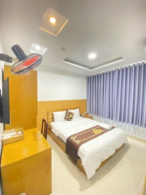 Escritorio, sistema de insonorización y tabla de planchar con plancha 