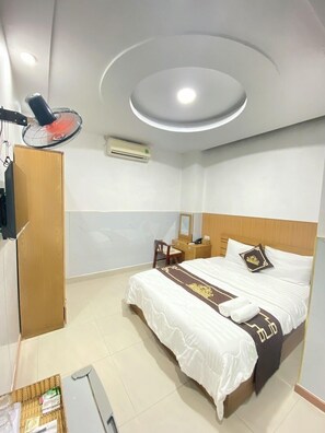 Basic Double Room Single Use | Desk, soundproofing, iron/ironing board, free WiFi - KHACH SAN PHU HUNG (Ho Chi Minh City)