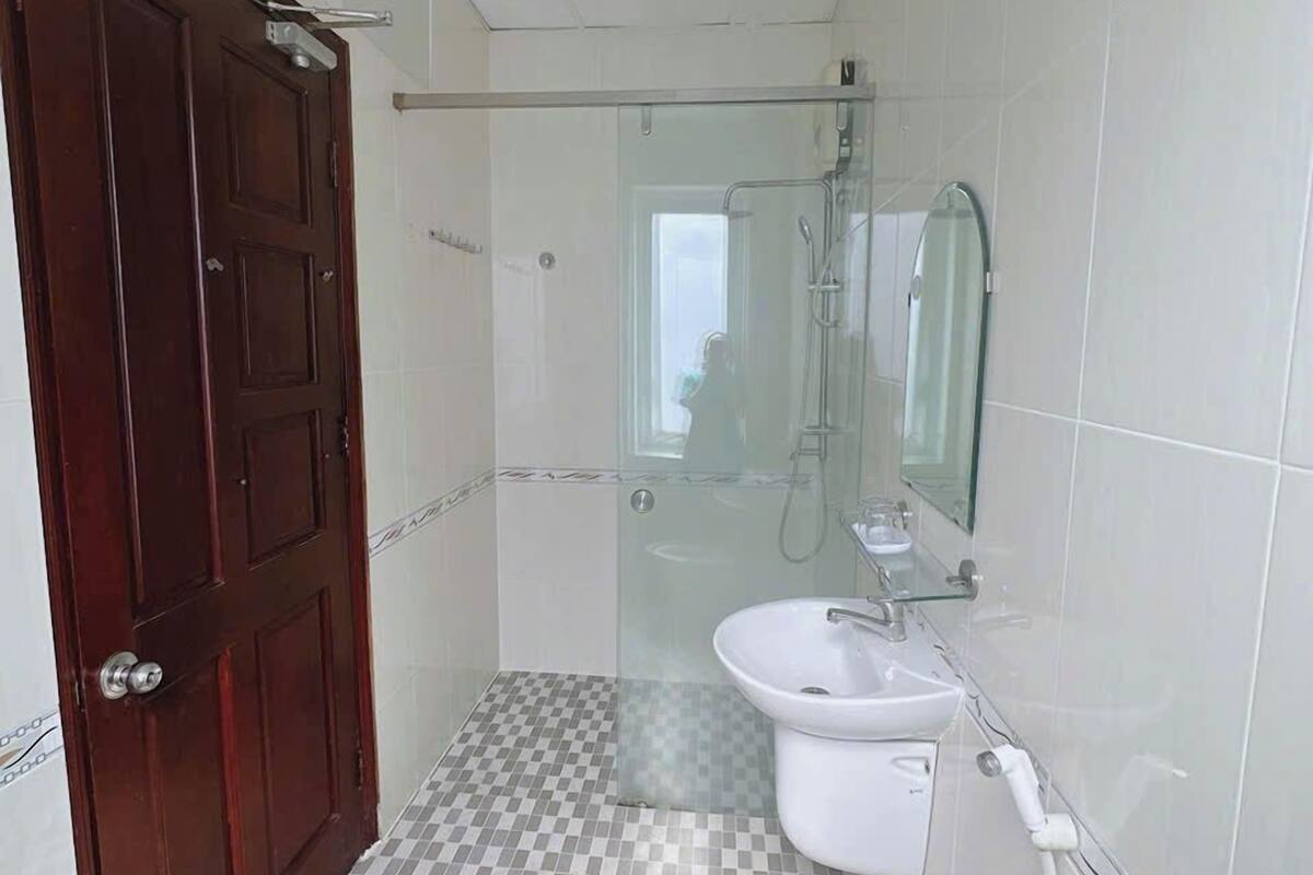 Quarto casal empresarial | Banheiro | Produtos de toalete grátis, secador de cabelo, chinelos 
