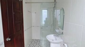 Dobbeltrom – business | Bad | Toalettartikler (inkludert), hårføner og tøfler