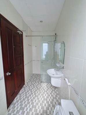 Business Double Room | Bathroom | Free toiletries, hair dryer, slippers - KHACH SAN PHU HUNG (Ho Chi Minh City)