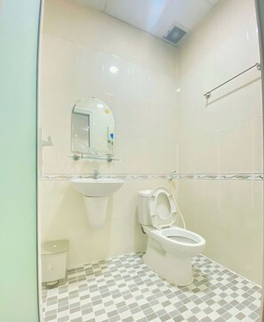 Habitación básica doble de uso individual | Baño | Amenidades de baño gratuitas, secadora de cabello, pantuflas 