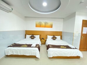 Escritorio, sistema de insonorización y tabla de planchar con plancha 