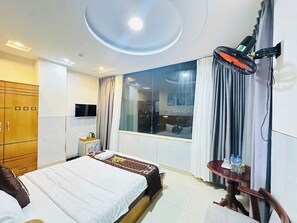 Habitación básica doble de uso individual | Escritorio, sistema de insonorización, tabla de planchar con plancha