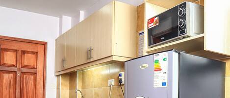 Studio | Eigene Kochnische | Herdplatte, Kochgeschirr/Geschirr/Besteck