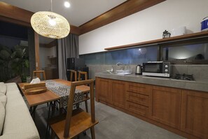 Villa Deluxe | Cocina privada | Refrigerador, parrilla de estufa, lavavajillas y tetera eléctrica 