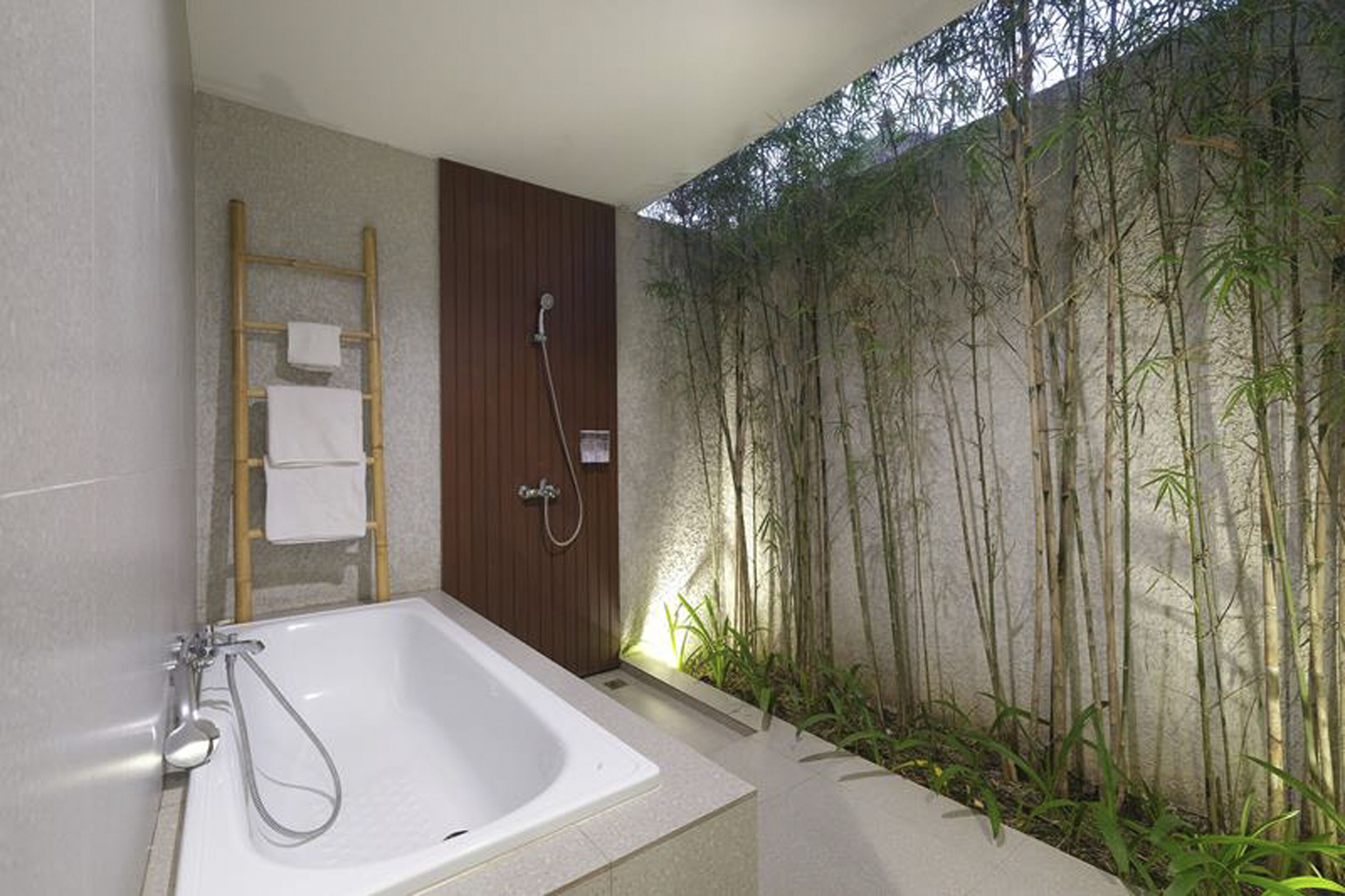 Vila luxo | Banheiro | Banheira e chuveiro separados, toalhas de banho