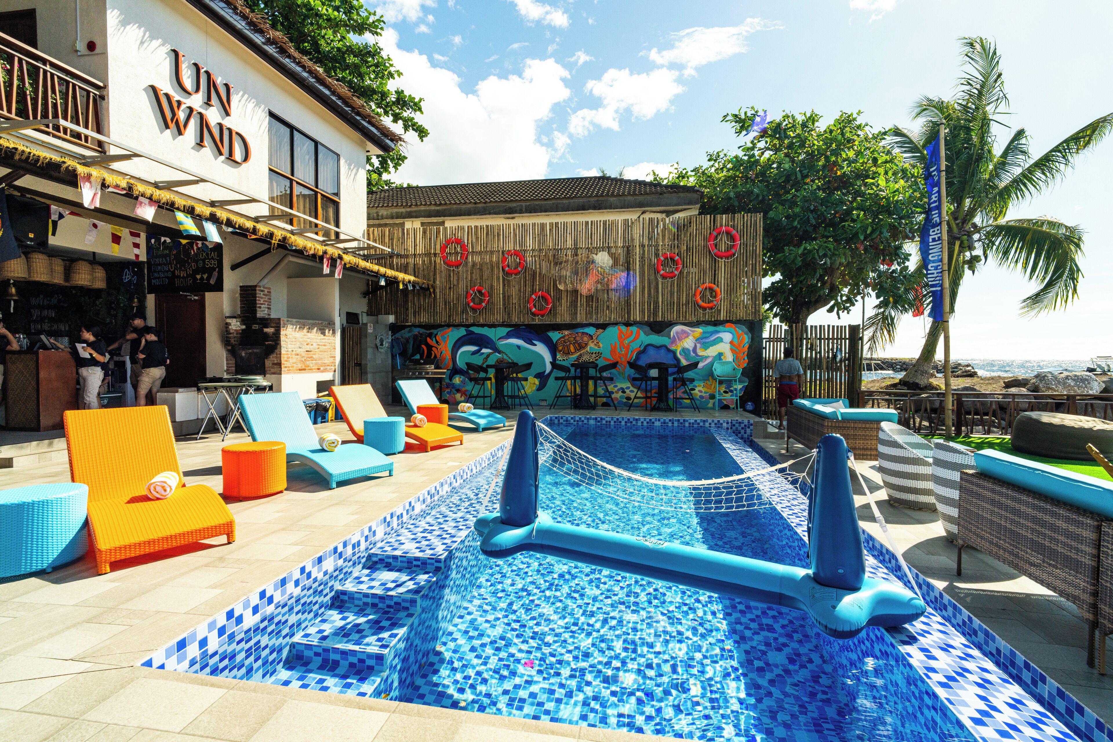 Una piscina al aire libre, sillones reclinables de piscina