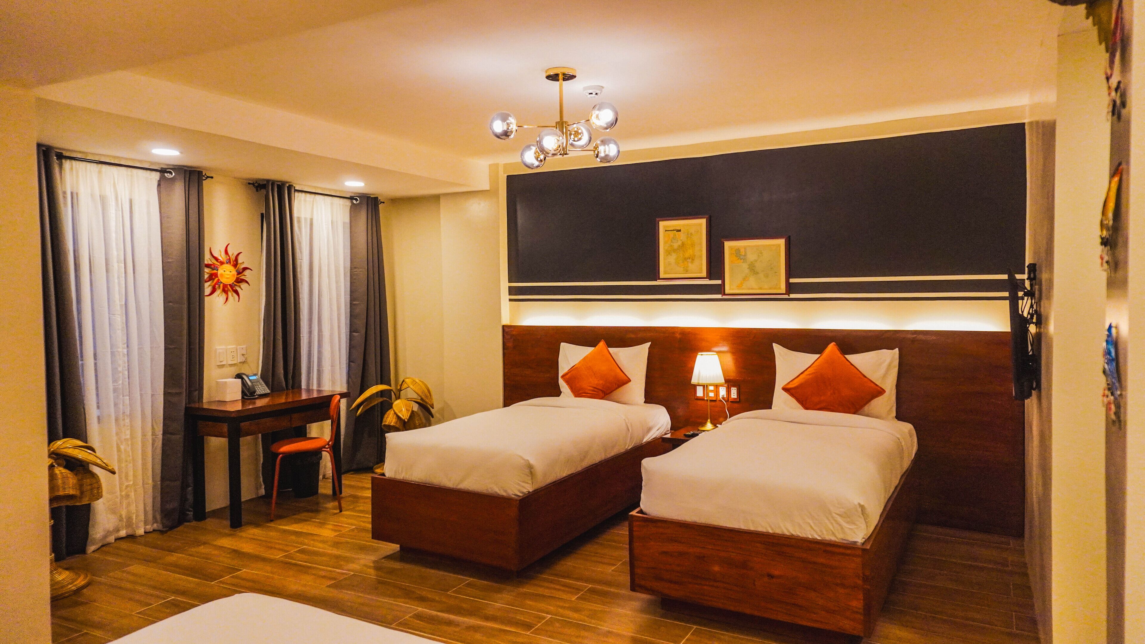 Habitación familiar, 3 camas individuales | Decoración personalizada, muebles diferentes, escritorio y wifi gratis 