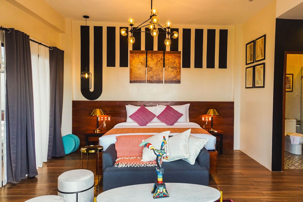 Executive Studio Suite, 1 King Bed | Individually decorated, individually furnished, desk, free WiFi