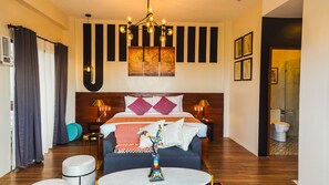 Suite estudio ejecutiva, 1 cama King size | Decoración personalizada, muebles diferentes, escritorio y wifi gratis 