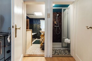 مجففات شعر، مناشف، صابون، شامبو