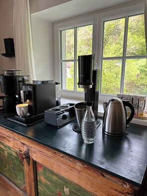 ثلاجة، فرن، غسالة أطباق، ماكينة لصنع القهوة/الشاي