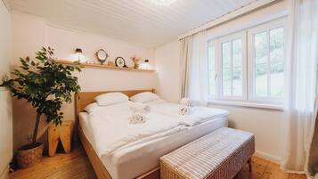 3 bedrooms, travel cot, free WiFi, bed sheets