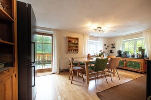 Dining - Your retreat between mountains and lakes—for families, friends, and dogs (Ebensee)