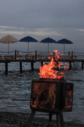 Private beach, sun-loungers, beach umbrellas - Lopera Beach Hotel (Edremit)