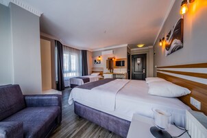 Fjölskylduherbergi (French Balcony) | Rúmföt af bestu gerð, skrifborð, ókeypis þráðlaus nettenging, rúmföt